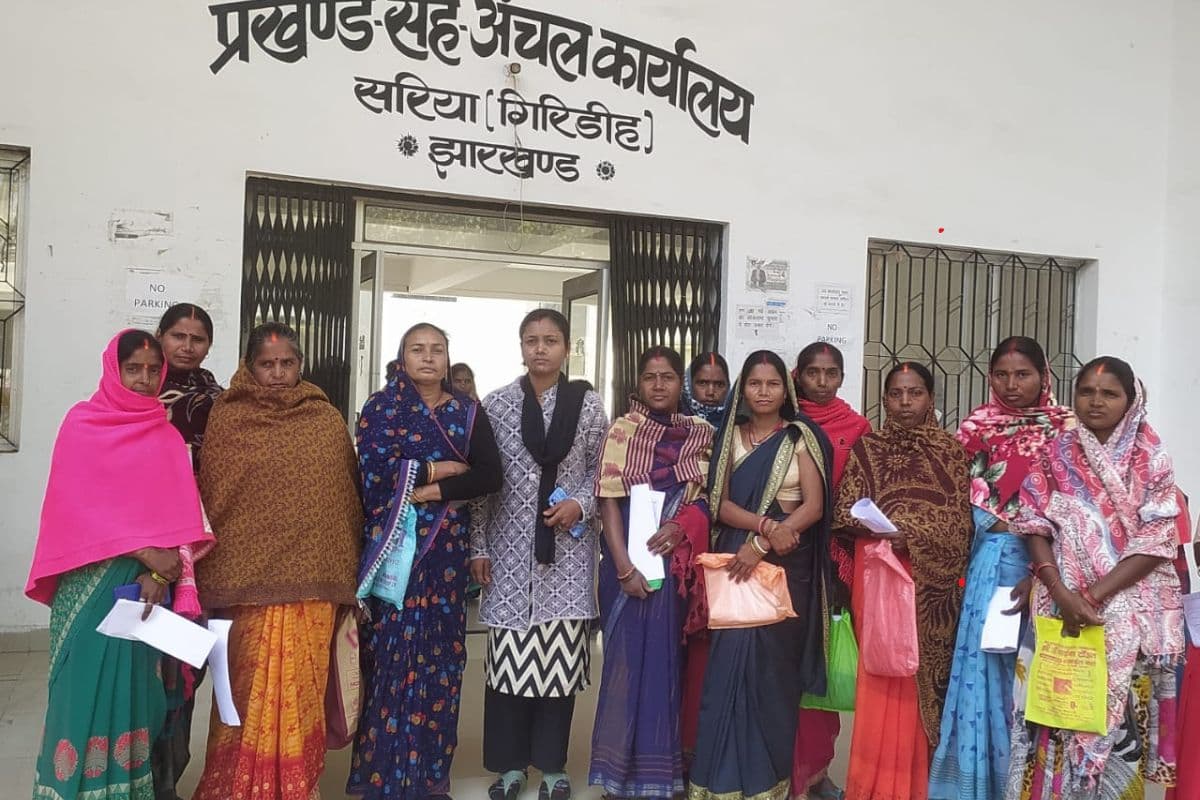 गिरिडीह में मंईयां योजना के पैसे नहीं मिलने से ाराज महिलाओं का हंगामा, भेदभाव का लगाया आरोप