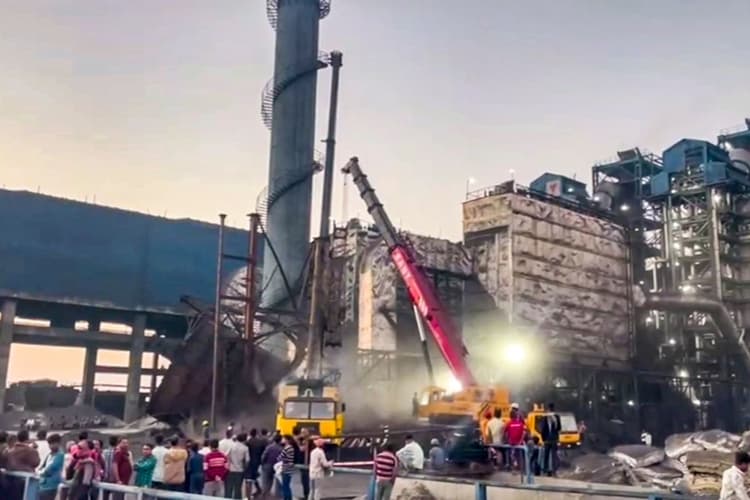 Video: छत्तीसगढ़ के मुंगेली में प्लांट की चिमनी गिरी, 2 मजदूर घायल