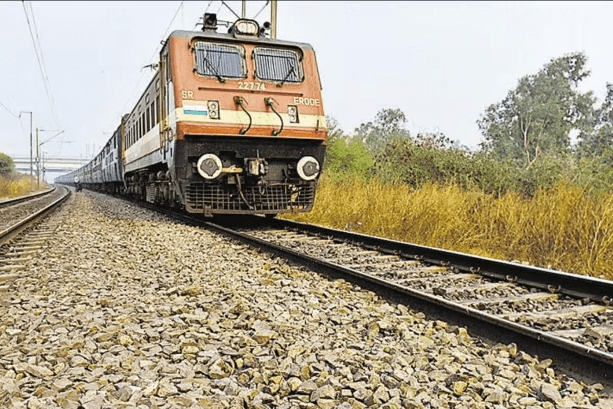 Train Accident: रेलवे ट्रैक पर बैठकर गेम खेल रहे थे बच्चे, ट्रेन आई, हॉर्न दी… गेम की दुनिया में गुम छात्रों की कटकर मौत