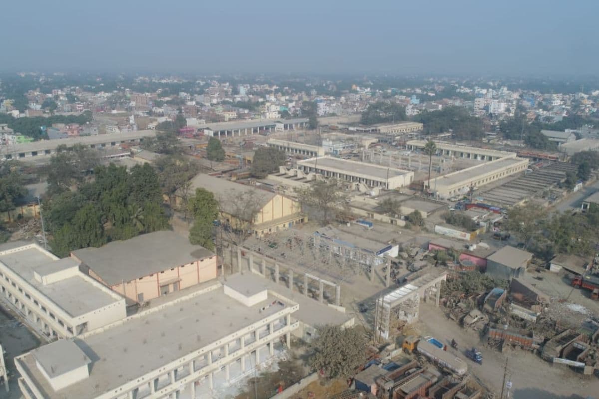 मुजफ्फरपुर में तीन साल बाद भी निर्माण कार्य अधूरा, कारोबारियों की मुश्किलें बढ़ी