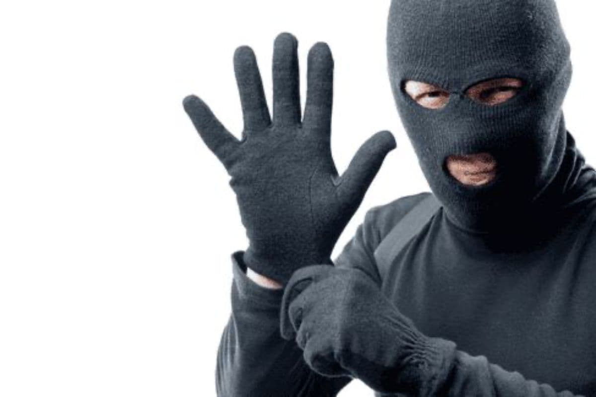 रिटायर्ड नेवी अफसर के घर में चोरों ने मचाया तहलका, 25 लाख की संपत्ति लूट ली