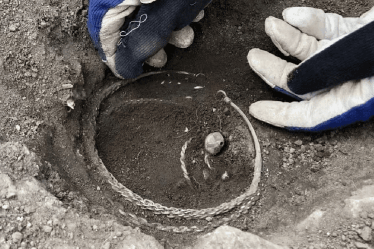 Muzaffarpur News: मिट्टी कटाई के दौरान धरती के नीचे से निकली प्राचीन गगरी, बहुमूल्य धातु मिला