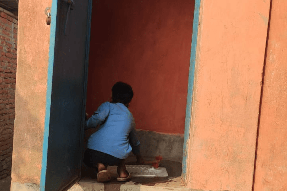 Muzaffarpur News: छात्र का स्कूल में टॉयलेट साफ करते फोटो वायरल, प्रिंसिपल से मांगा गया स्पष्टीकरण