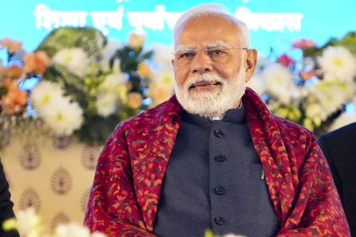 दिल्ली में पीएम मोदी ने चुनावी बिगुल फूंका, स्वाभिमान अपार्टमेंट की चाबी लाभार्थियों को सौंपी