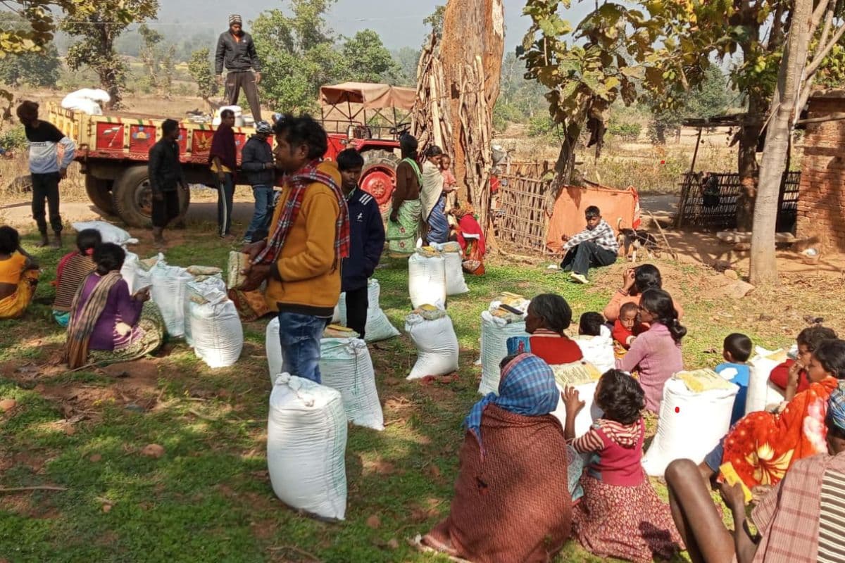 झारखंड के इस जिले में आदिम जनजाति परिवारों को जनवरी में मिला नवंबर का राशन, डाकिया योजना में ऐसे मिलता है अनाज