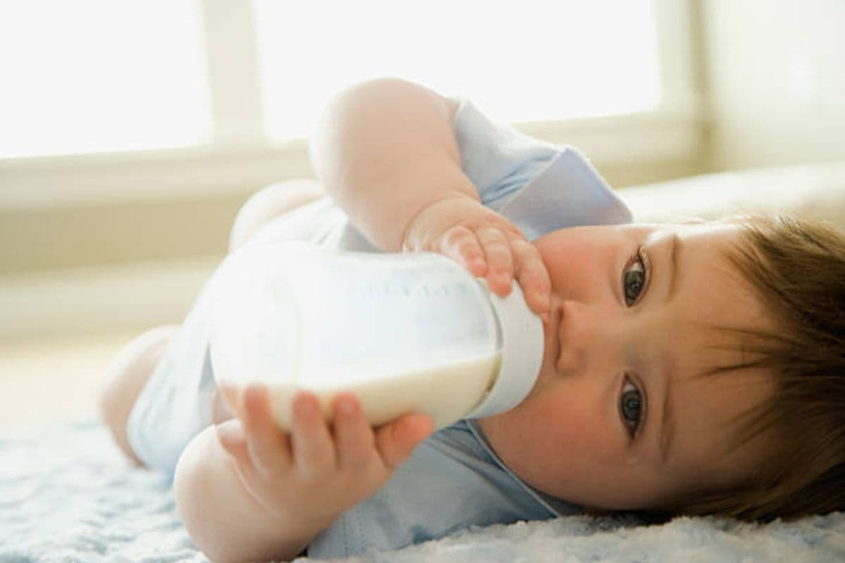 Parenting Tips: भूलकर भी बच्चे को न पिलाएं बोतल से दूध, नहीं तो नवजात को होंगी गंभीर बीमारियां