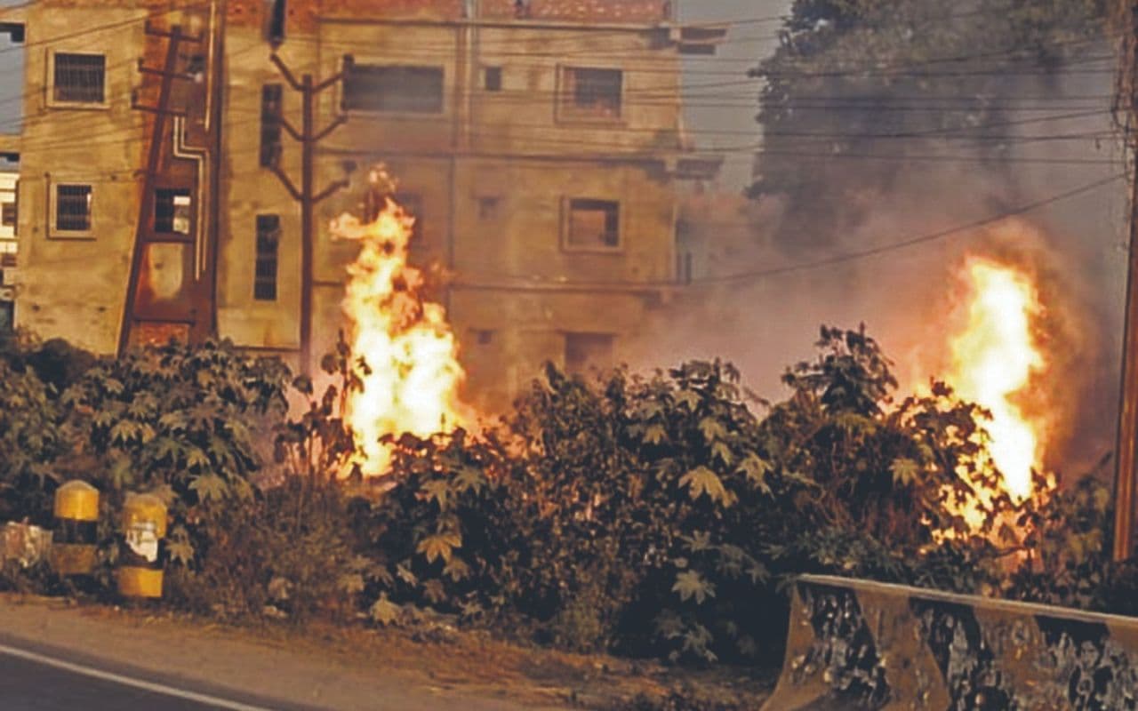 Purnia Accident: सड़क किनारे गैस पाइपलाइन में लगी आग, मची अफरा-तफरी, टला हादसा