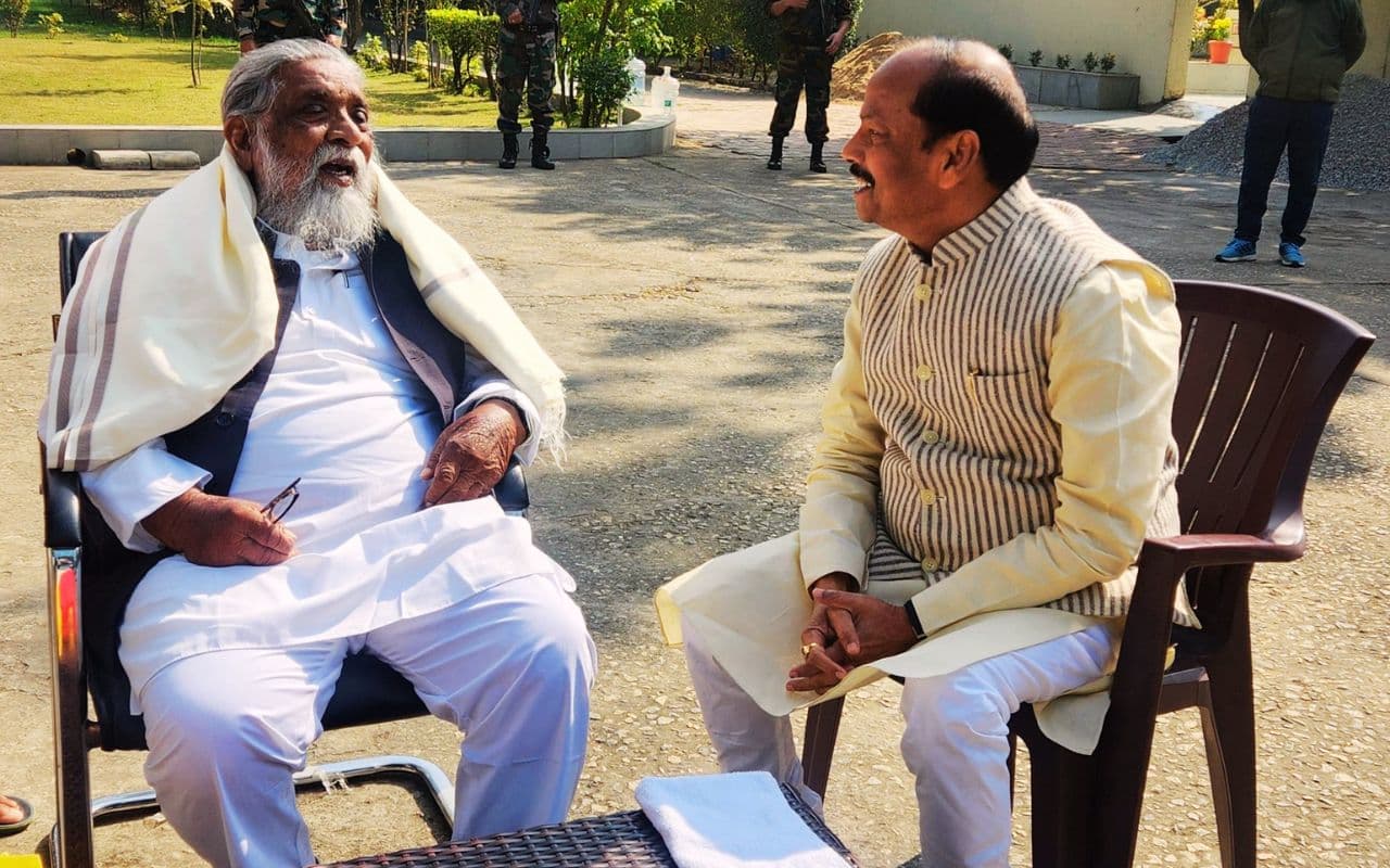 रघुवर दास ने शिबू सोरेन और उनकी पत्नी से लिया आशीर्वाद, ऐसे मिले झारखंड के 2 पूर्व मुख्यमंत्री