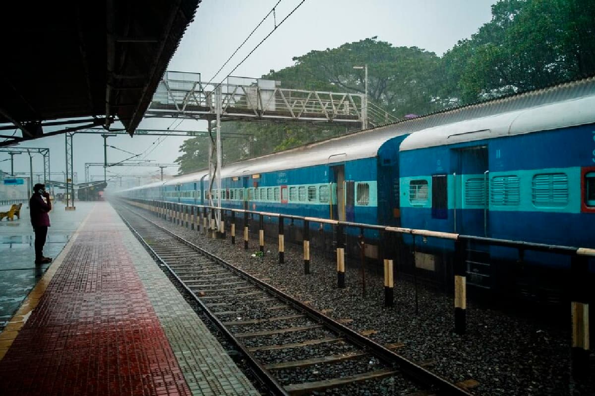 Economic Survey: रेल नेटवर्क विस्तार में 10% की गिरावट, डिब्बों और इंजन का उत्पादन बढ़ा