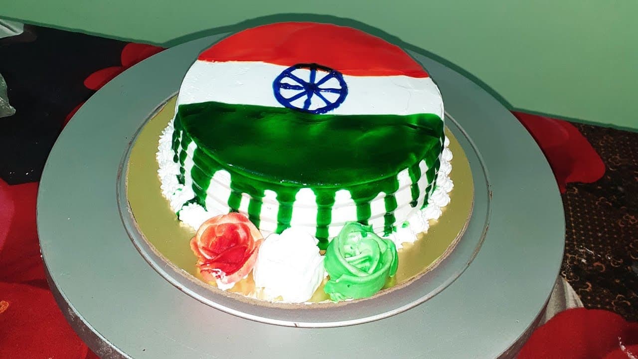 Republic Day Cake Recipe : फेमिली और फ्रेंड्स को बनाकर खिलाएं ये ट्राई कलर केक, जानें विधि