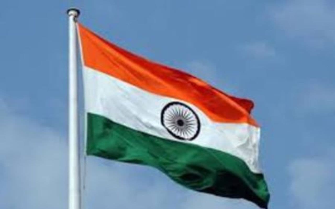 Republic Day Best Shayari : 26 जनवरी पर खास लोगों को भेज सकते है ये प्यारी-प्यारी शायरीयां