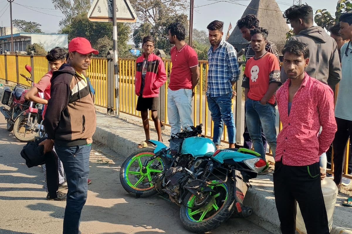 Road Accident In Dhanbad: धनबाद में तेज रफ्तार एसयूवी महिंद्रा ने वाहन को रौंदा, 75 साल के बुजुर्ग की मौत, एक घायल