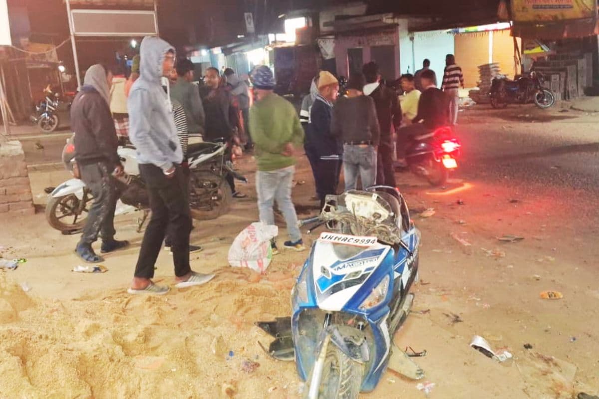 गिरिडीह में अनियंत्रित हाईवा ने 4 बाईक और एक मालवाहक वाहन को मारी ठोकर, देखें LIVE Video