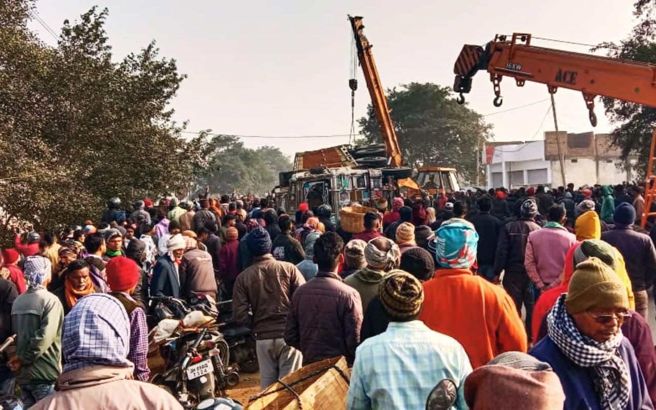 PHOTOS: रामगढ़ में आलू लदे ट्रक ने स्कूली बच्चों से भरे ऑटो को रौंदा, चालक समेत 4 की मौत