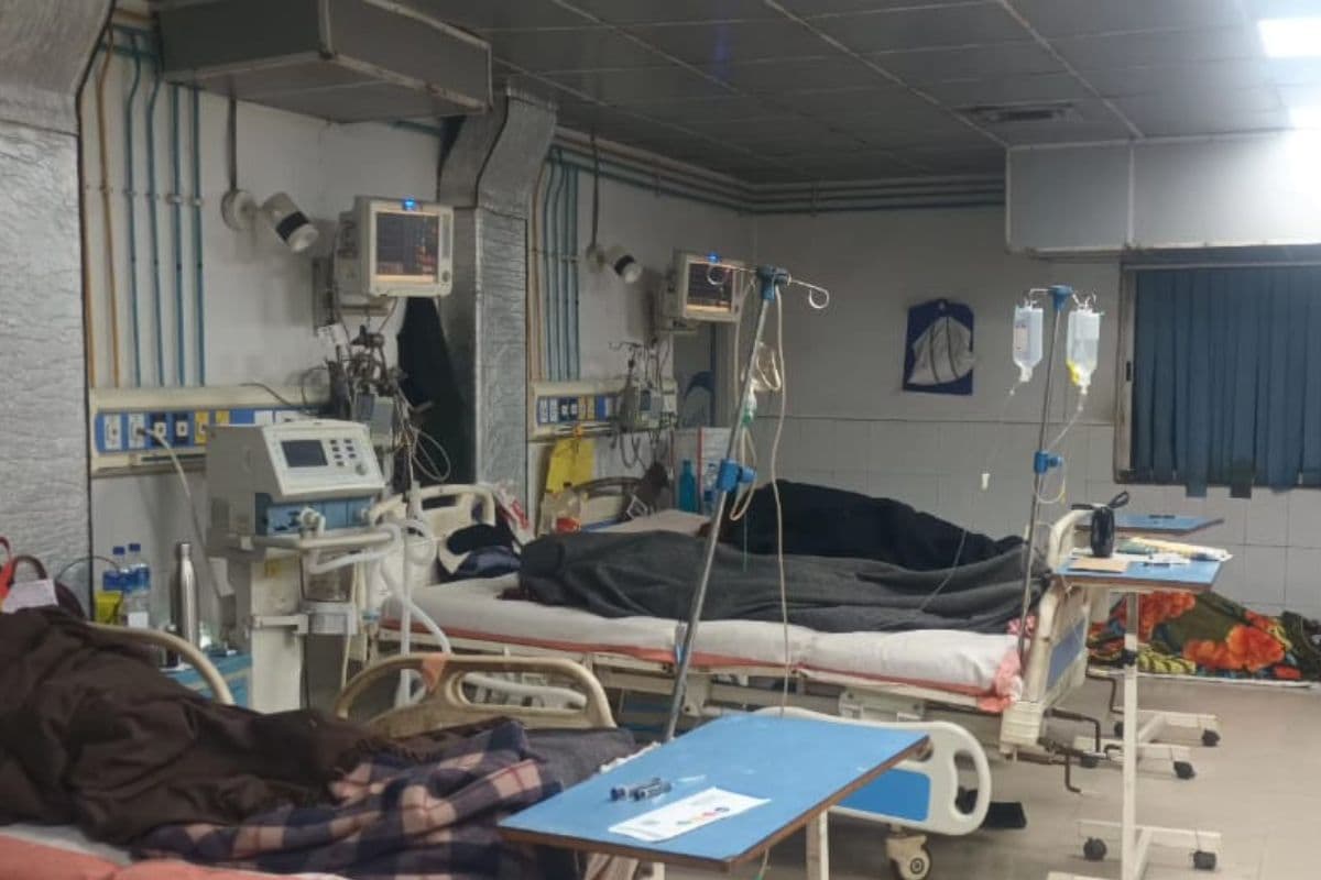 Dhanbad News: धनबाद के SNMMCH में मरीजों की जिंदगी से खिलवाड़, राम भरोसे चल रहा इनका इलाज