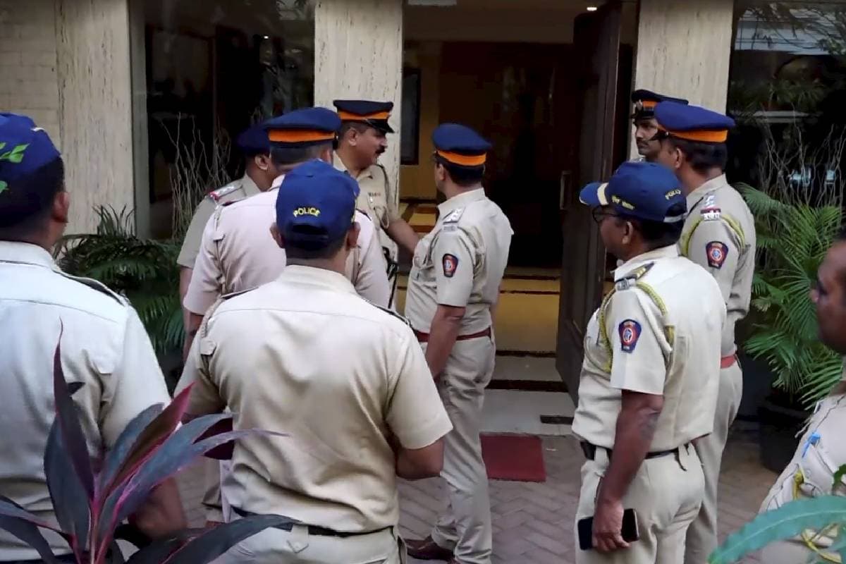 बॉलीवुड अभिनेता सैफ अली खान तक सुरक्षित नहीं, क्या हो गया महाराष्ट्र को, विपक्ष का तंज