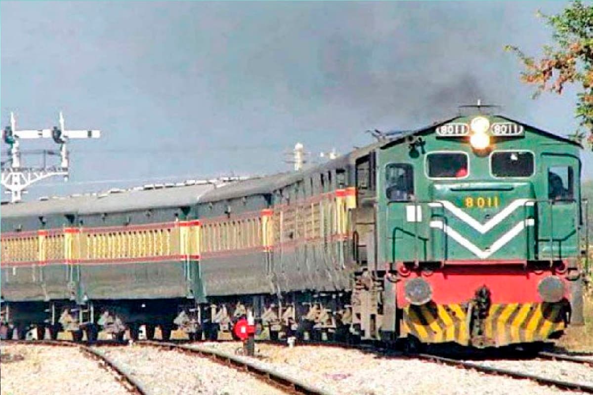 पाकिस्तान में 6 साल से खड़ी है भारत की रेलगाड़ी, इसके पीछे का राज जानकर चौंक जाएंगे आप