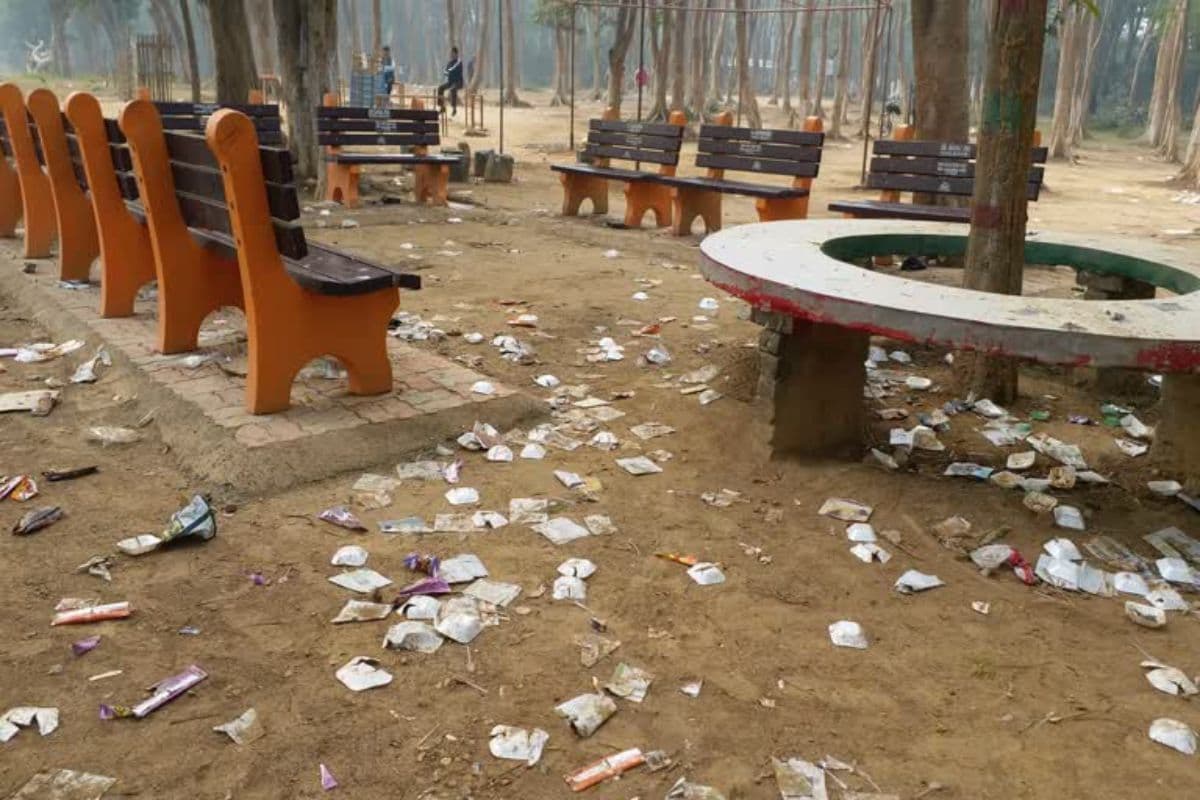 डिजनीलैंड मेला के बाद सैंडिस कंपाउंड में कचरा, शराब की बोतलों का मिला ढेर