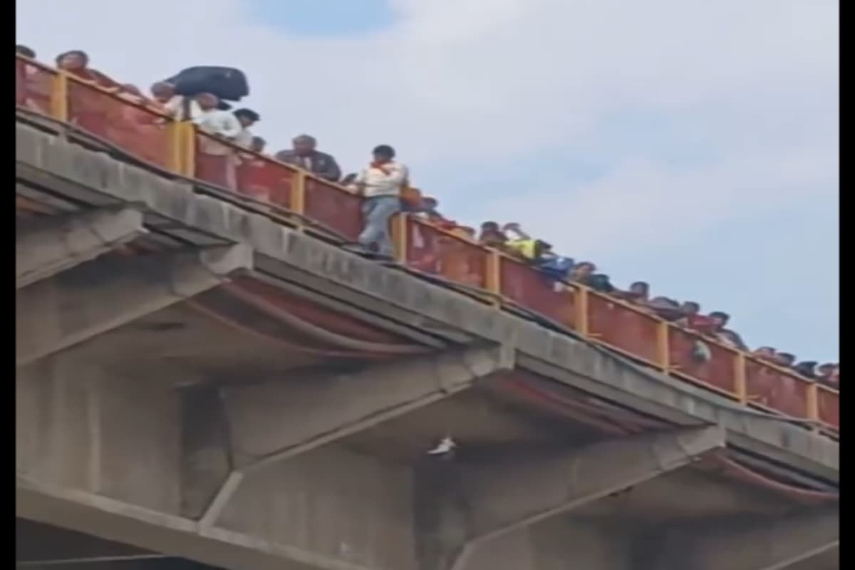 Viral Video: महाकुंभ में शास्त्री ब्रिज पर युवक की लापरवाही, रेलिंग पार कर खतरनाक हिस्से पर चलते हुए वीडियो हुआ वायरल