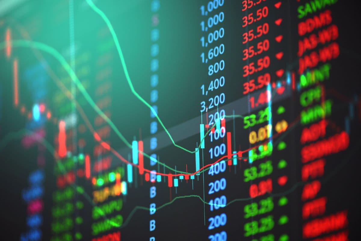 Share Market: सेंसेक्स 1,100 अंकों की गिरावट के बाद मामूली बढ़त के साथ बंद, बाजार में तेज मुनाफावसूली