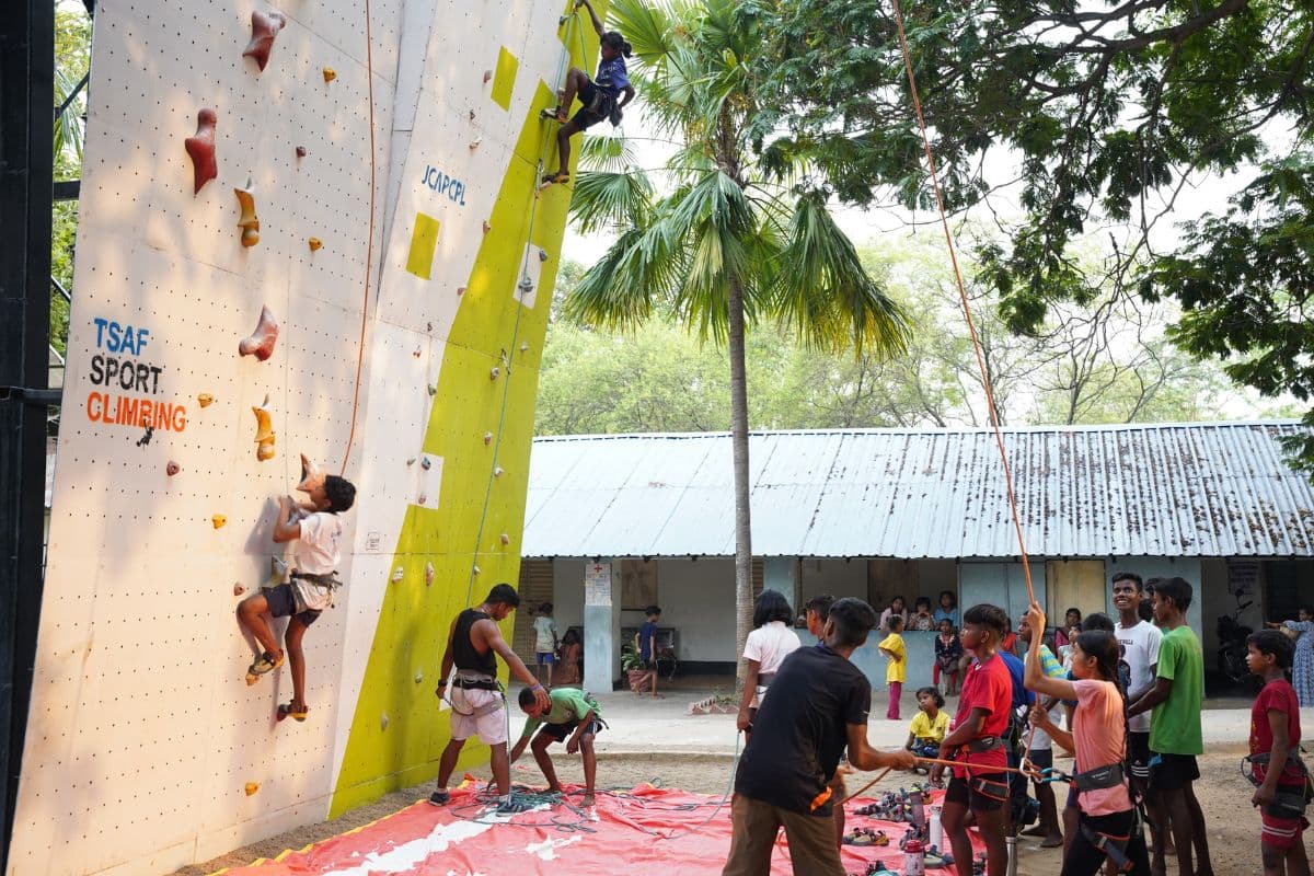 जमशेदपुर से निकल रहे स्पोर्ट्स क्लाइंबिंग के खिलाड़ी, आठ केंद्रों पर 500 बच्चों को दी जा रही मुफ्त ट्रेनिंग