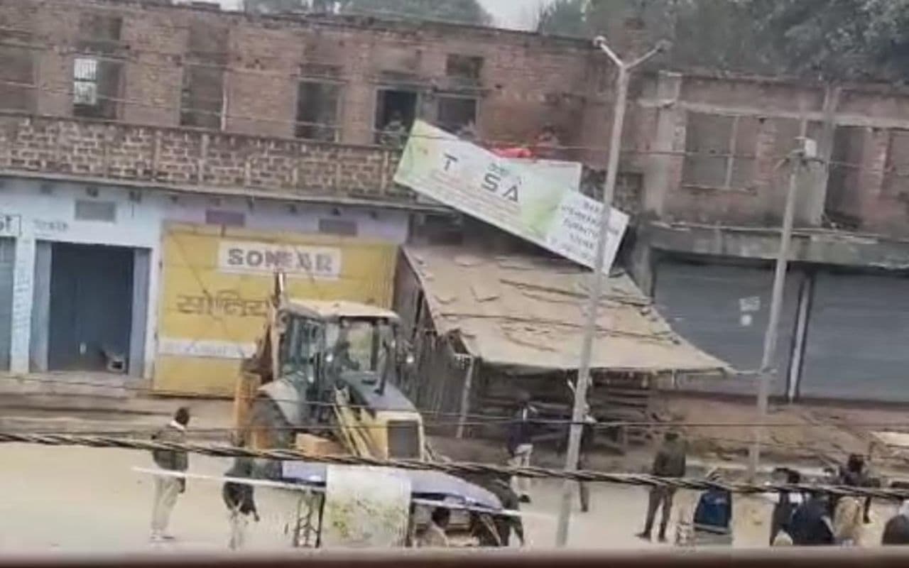 Bihar news: सीमांकन कराने गई पुलिस पर पथराव, दो पुलिसकर्मी जख्मी, थानाध्यक्ष को कुत्ते ने काटा