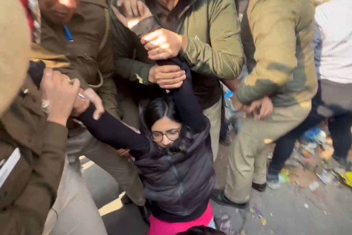 Swati Maliwal: स्वाति मालीवाल ने केजरीवाल के घर के बाहर फेंका कूड़ा, पुलिस ने हिरासत में लिया