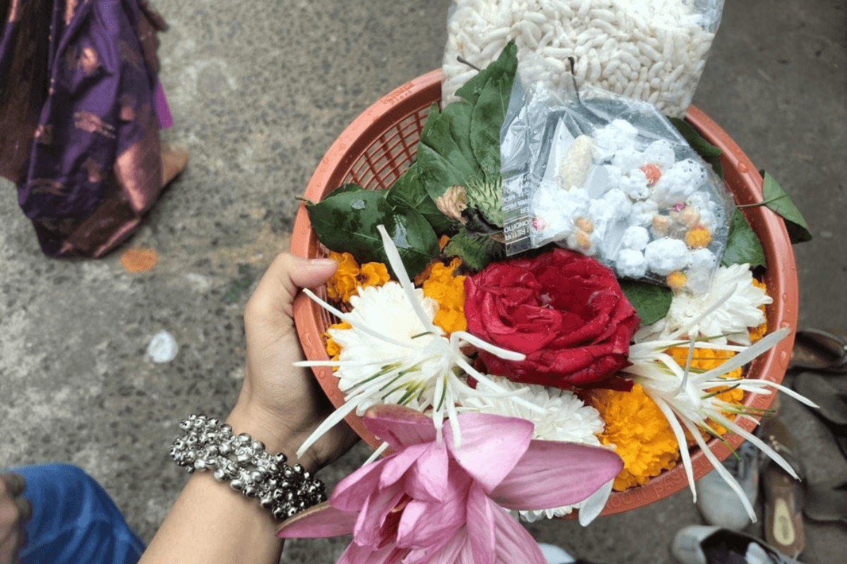 Never accept these things from stranger in Temple: मंदिर में अजनबी से कभी न लें इन चीजों को, जानें क्यों