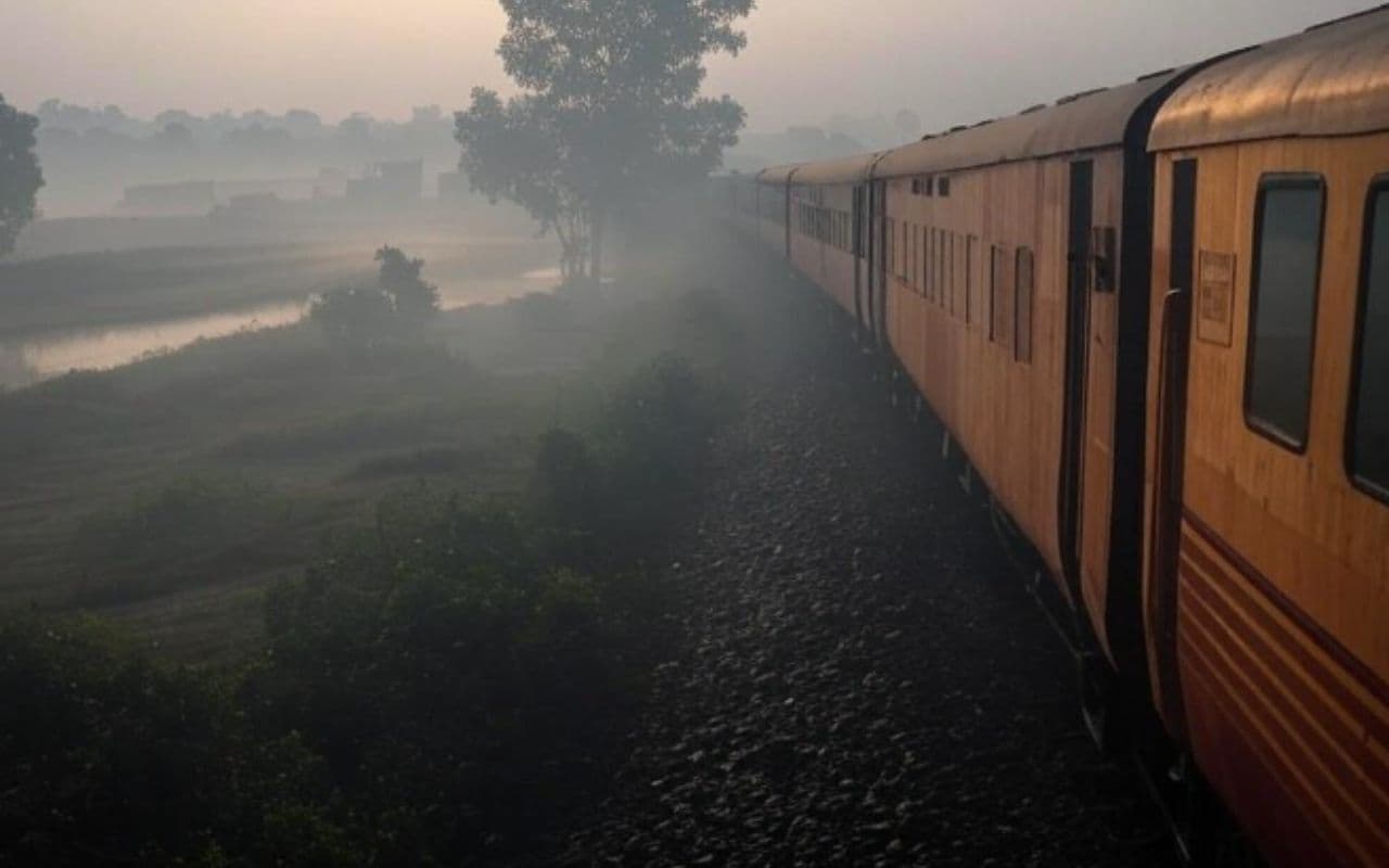 कोहरे से रफ्तार पर लगी ब्रेक, हवाई सेवा बेहाल, ट्रेनें 22 घंटे तक लेट