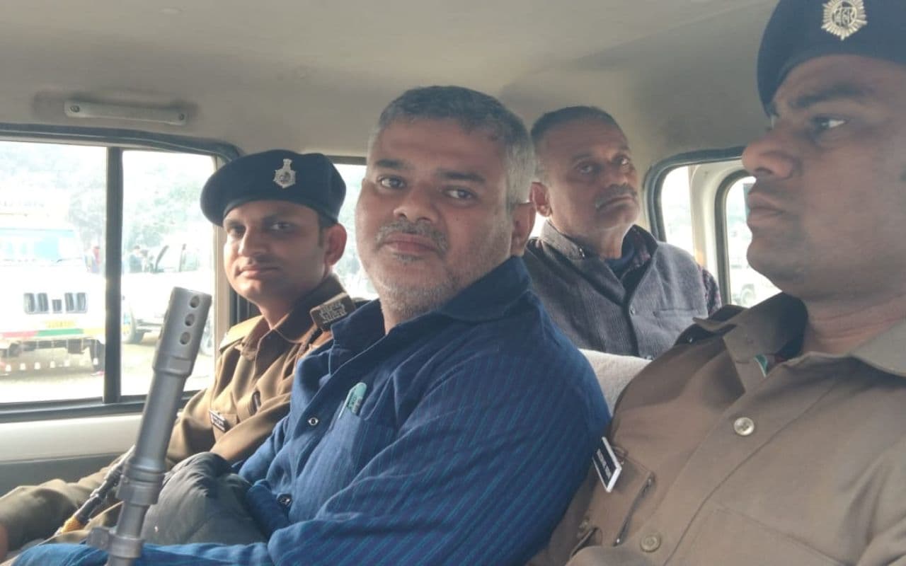 Bihar News: ड्राइविंग लाइसेंस बनवाने वाले दलालों के खिलाफ डीएम का बड़ा एक्शन, दो धराये, मचा हड़कंप