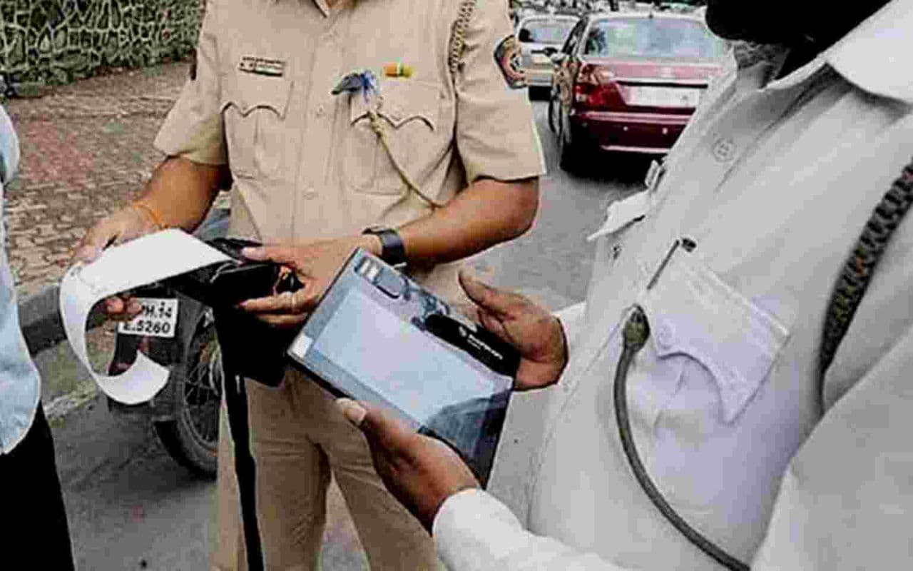 Video: बुलेट पर काट दिया सीट बेल्ट का चालान, बाइक वाले की बात सुन पकड़ लेंगे माथा