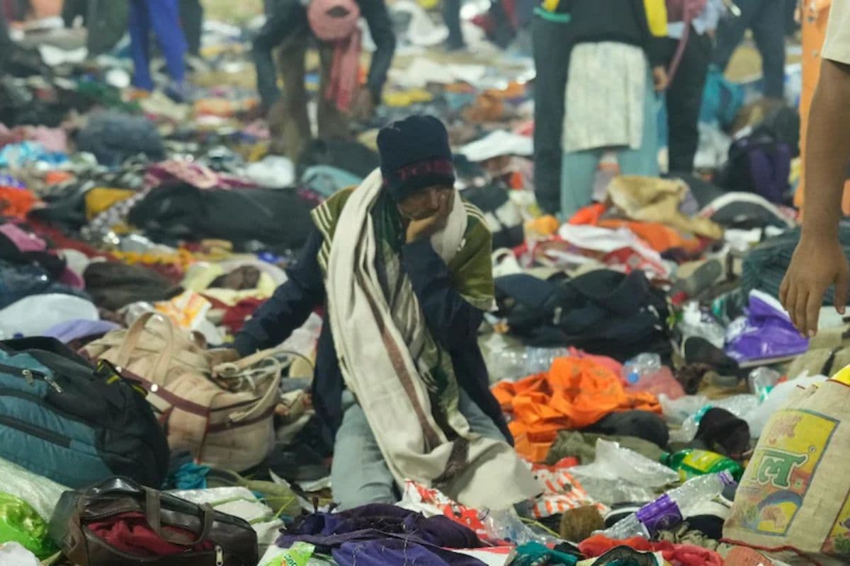 Mahakumbh: भगदड़ के बाद संगम घाट पर अपनों को ढूंढ़ती रही आंखें, लौटने के लिए स्टेशनों पर जुटी भीड़  