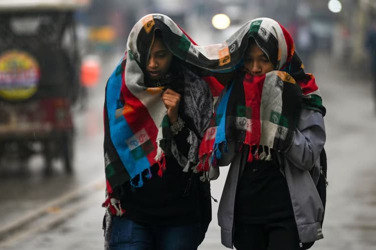 Bihar Weather: बिहार में पछुआ हवा ने बढ़ाई कनकनी, 11 जिलों में घने कोहरे का अलर्ट