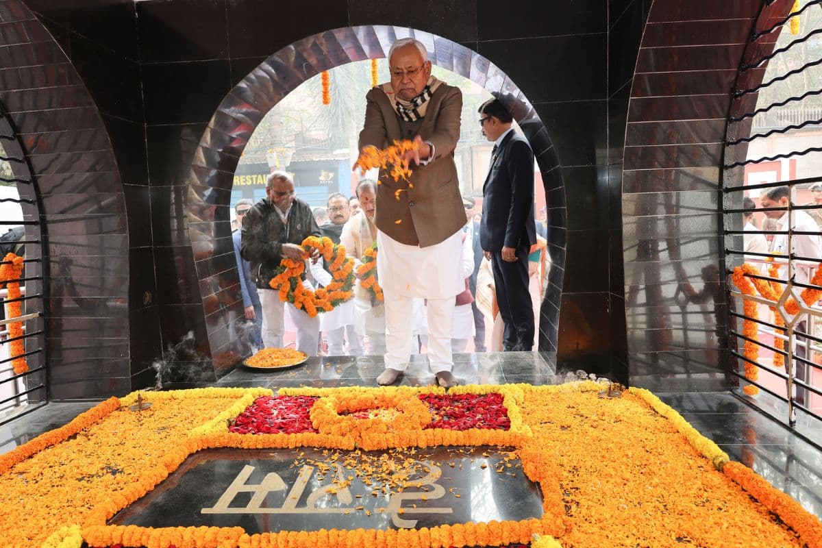 राष्ट्रपिता महात्मा गांधी की पुण्यतिथि पर मुख्यमंत्री नीतीश कुमार ने दी श्रद्धांजलि, सशस्त्र पुलिस ने दी शोक सलामी