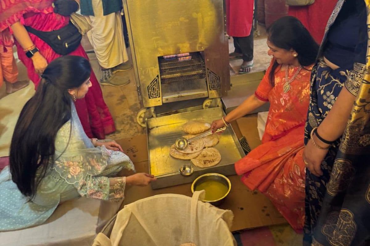महाकुंभ में दिखा अदाणी परिवार की सास-बहू का संस्कार, जमीन पर बैठकर भक्तों के लिए बनाया प्रसाद
