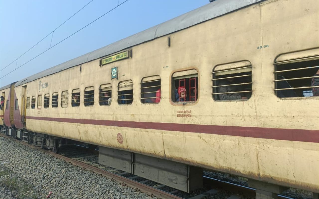 Train Accident: बलिया-सियालदह एक्सप्रेस के दो डिब्बे से अचानक निकलने लगा धुंआ, टला बड़ा हादसा