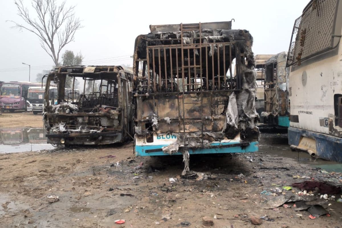 दरभंगा के दिल्ली मोड़ बस स्टैंड में धू-धूकर जल गयीं पांच बसें, शॉर्ट सर्किट से लगी आग