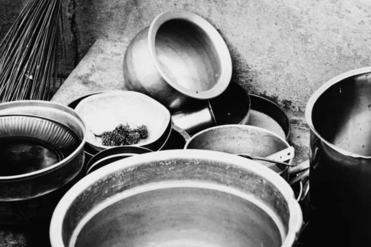 Vastu Tips: महिलाएं भूलकर भी न करें ये काम, नहीं तो बर्बाद हो जाएगी शादीशुदा जिंदगी