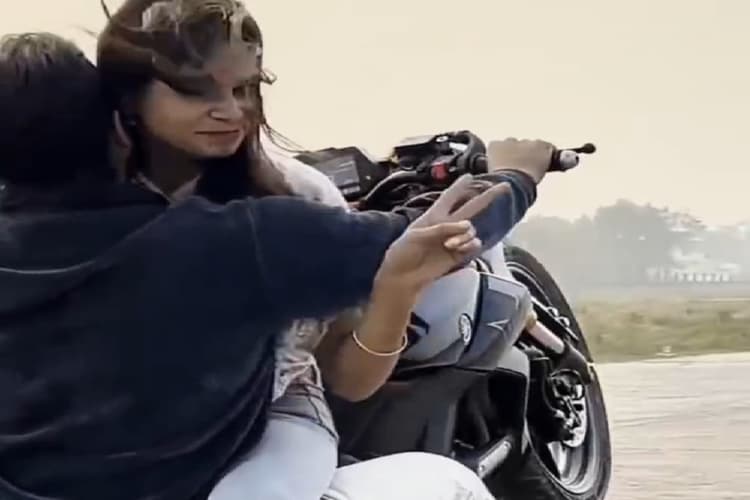 Muzaffarpur News हाई स्पीड बाइक पर स्टंटबाजी करते युवक - युवती का वीडियो वायरल