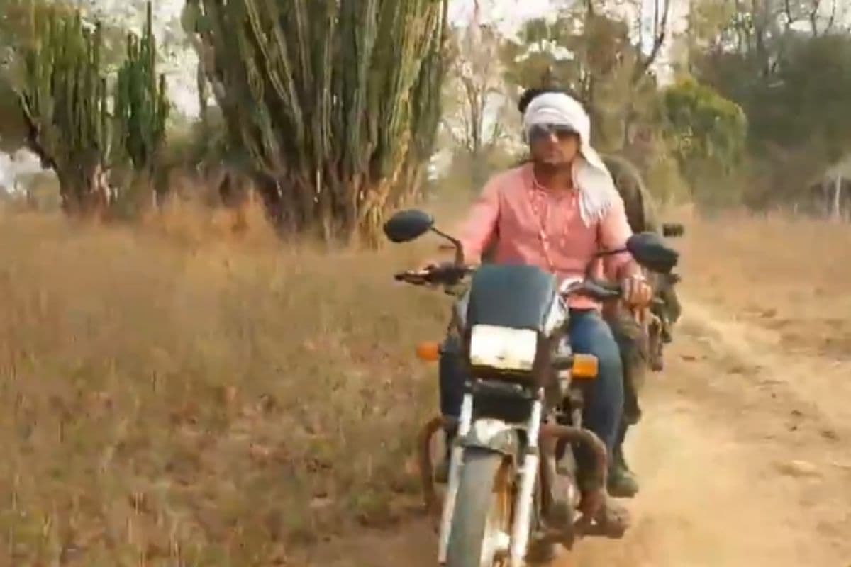 पत्रकार मुकेश चंद्राकर ने जब नक्सलियों से CRPF जवान को छुड़ाया था, देखें वीडियो