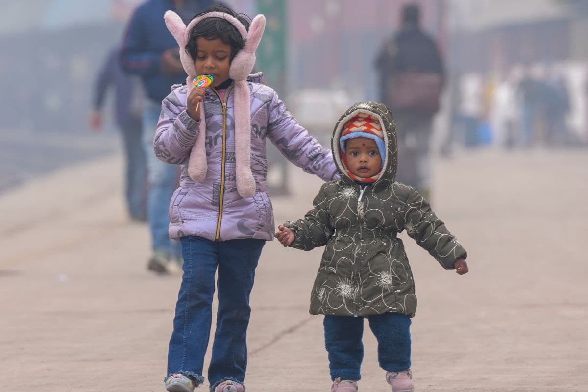 Weather Updates: पहाड़ों में बर्फबारी से मैदानों में कड़ाके की ठंड, बारिश से बढ़ सकती है परेशानी, जानें मौसम का हाल