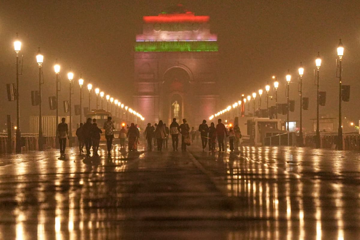 Weather Updates: दिल्ली में न्यूनतम तापमान 7 डिग्री सेल्सियस, छा रहा है घना कोहरा, हो सकती है बारिश