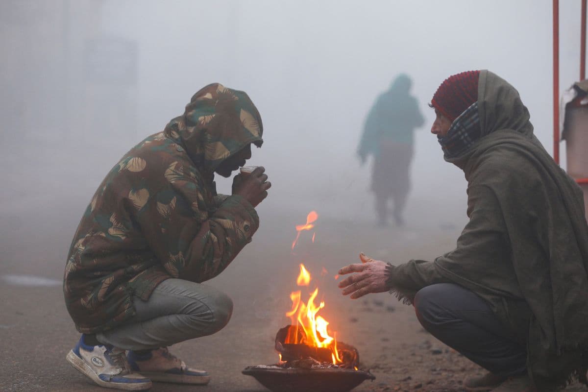 ठंड में अलाव का सहारा लेते लोग