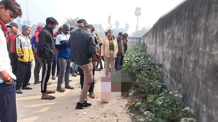 बिहार के मुंगेर में कॉलेज परिसर में मिली युवक की लाश, धारदार हथियार से हत्या किए जाने की आशंका