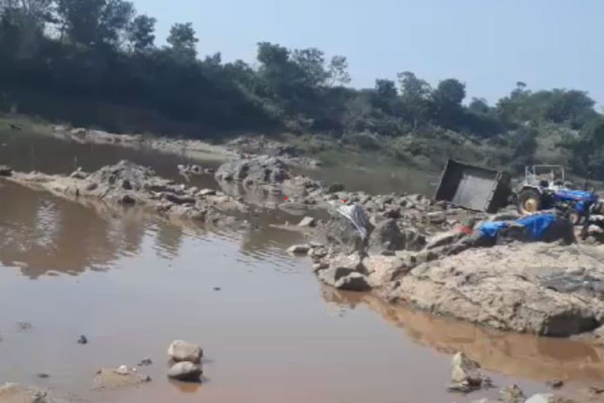 Jharkhand News: अवैध बालू खनन कर रहे लोगों के साथ पुलिस अधिकारी की जमकर हुई तू-तू-मैं-मैं, Video वायरल