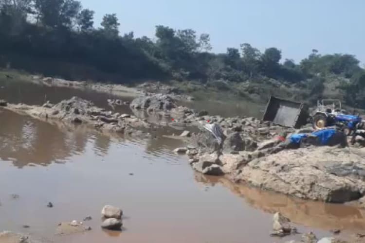 Jharkhand News: अवैध बालू खनन कर रहे लोगों के साथ पुलिस अधिकारी की जमकर हुई तू-तू-मैं-मैं, Video वायरल