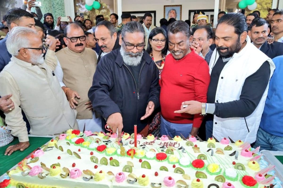 ‘दिशोम गुरु’ शिबू सोरेन का ऐसे मनाया गया जन्मदिन, 81 पौंड का काटा गया केक, देखें Video और फोटो