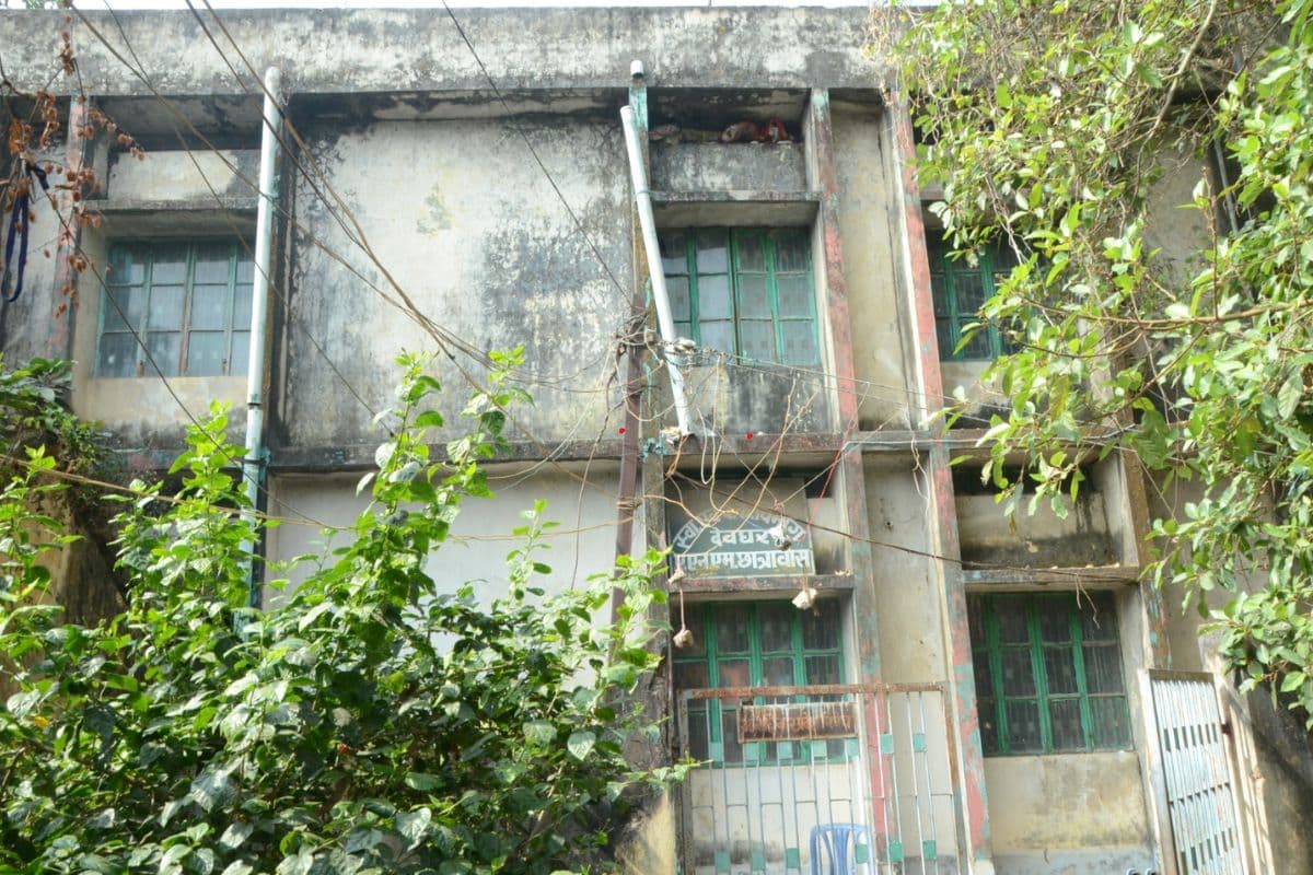 Deoghar News: देवघर में ANM स्कूल और हॉस्टल भवन जर्जर, छात्राओं को पढ़ने व रहने में हो रही परेशानी