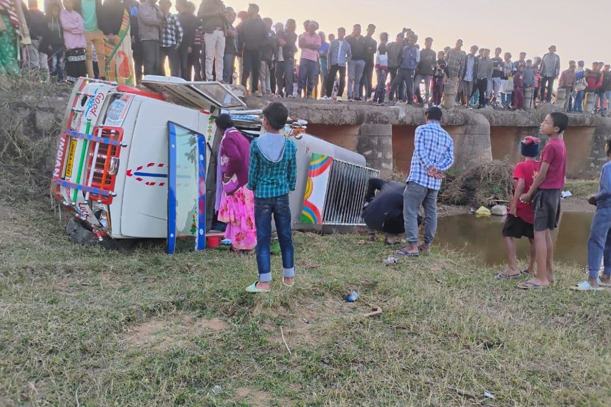 Road Accident: गुमला में भीषण हादसा, टांगीनाथ से लौट रही सवारी गाड़ी पुल के नीचे गिरी, 24 लोग घायल