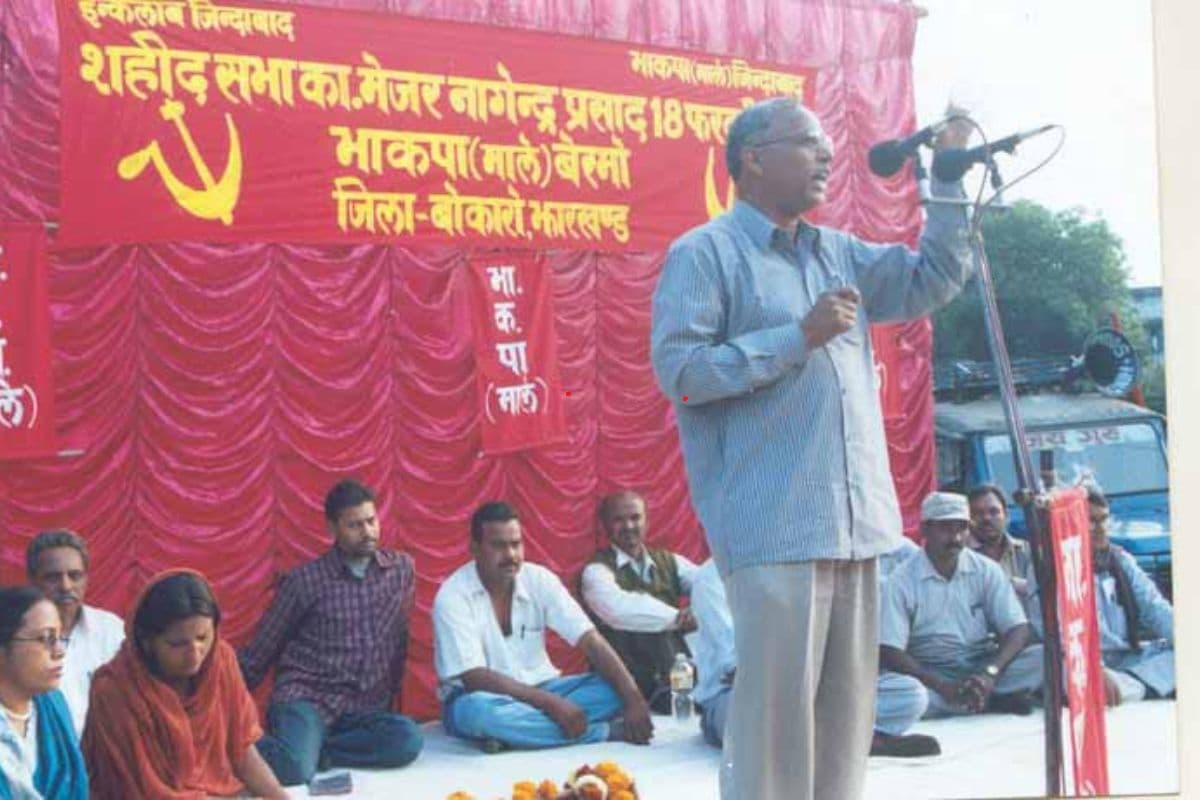 शहादत दिवस : जब अकेले गांव की सड़क पर बैठ गये थे महेंद्र सिंह, पुलिस प्रशासन आ गया था बैकफुट पर